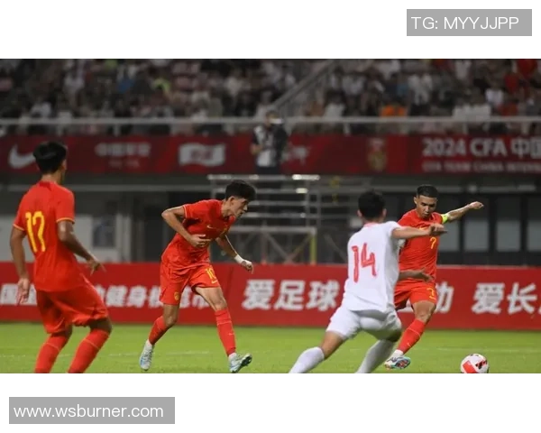 国足客场挑战伊朗世预赛全力争胜展现团队精神