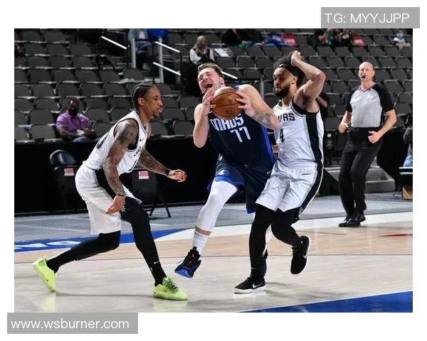 达拉斯独行侠与马刺的激烈对决展现篮球魅力与团队精神